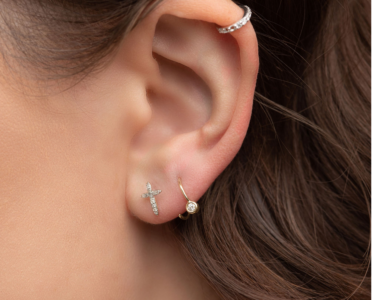 Boucles d'oreilles à tige en forme de croix et de diamants 