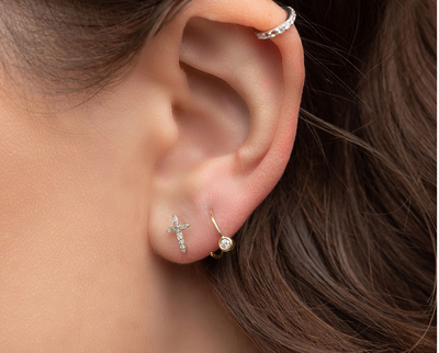 Boucles d'oreilles à tige en forme de croix et de diamants 