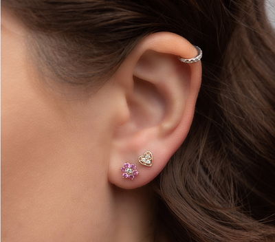 Boucles d'oreilles à tige en grappe de fleurs en diamant et saphir rose